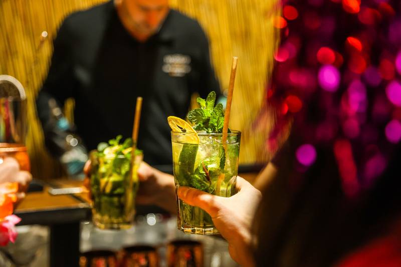 Régalez vos collaborateurs avec nos cocktails signatures lors de votre séminaire d'entreprise dans le Rhone 