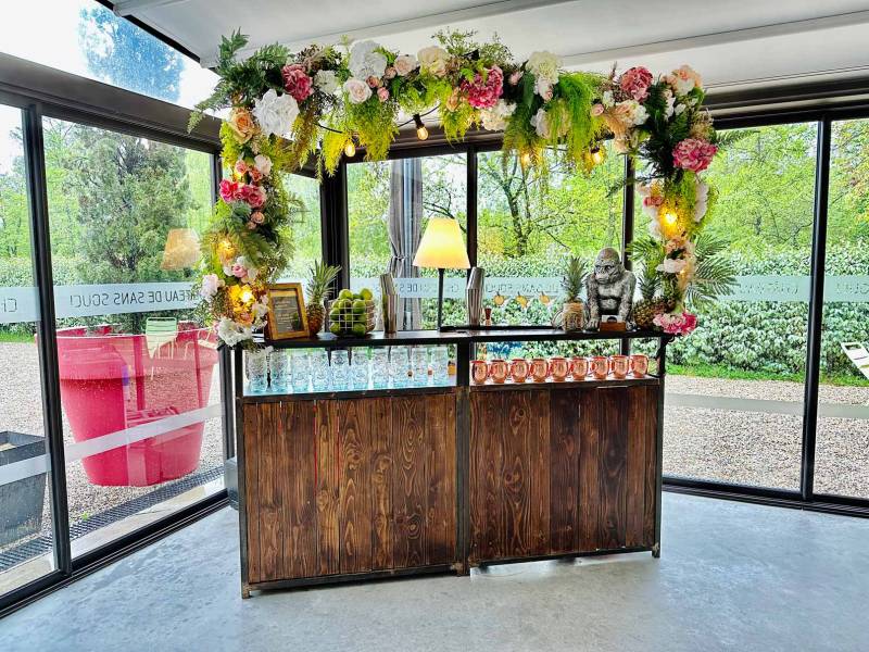 Bar à cocktail fleuri pour une soirée d'entreprise dans le Rhône 